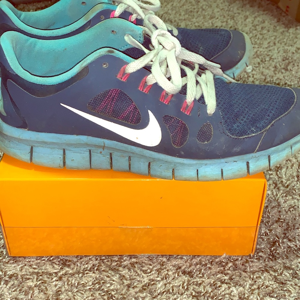 NIKE TENNIS SHOES